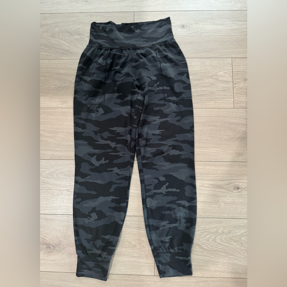 Athleta salutation camo jogger